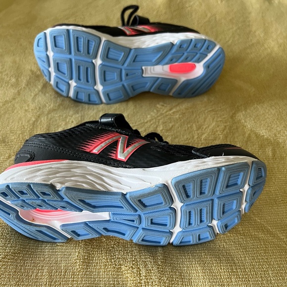 New Balance shoes. EUC Kids Size 13. - Picture 5 of 6